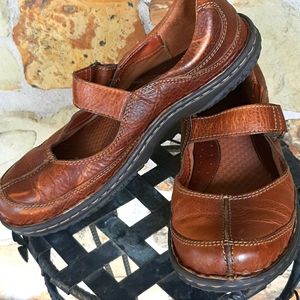 BORN BROWN LEATHER MARY JANES SIZE 9